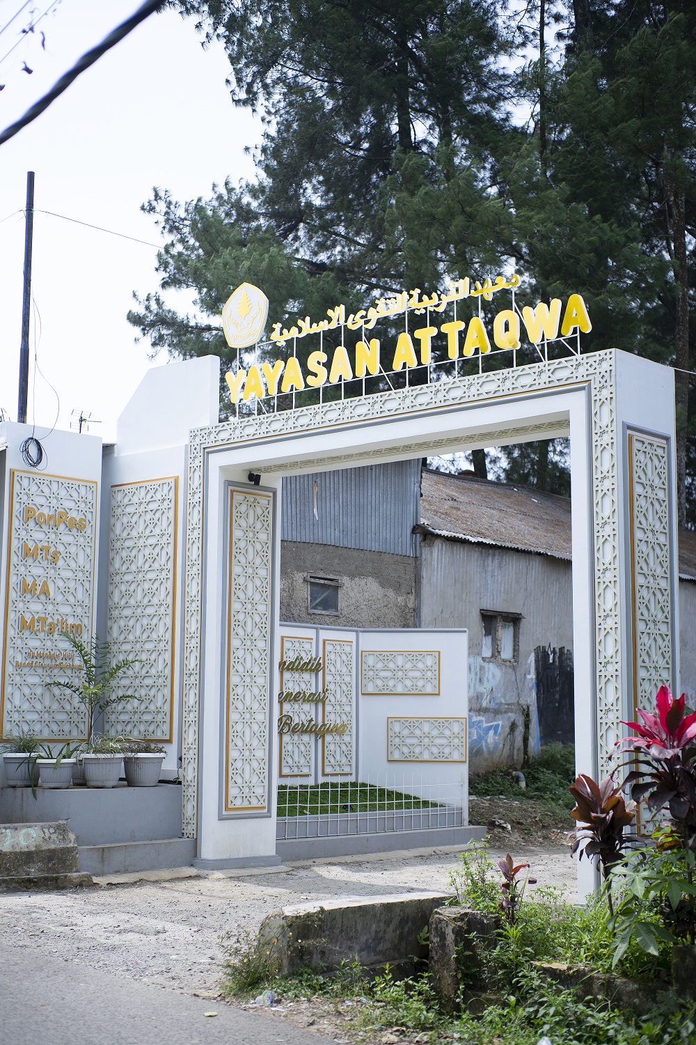 Gerbang Utama Yayasan